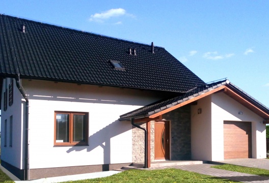 foto dřevostavby, reference Žďár nad Sázavou, moderní domek s garáží na Vysočině