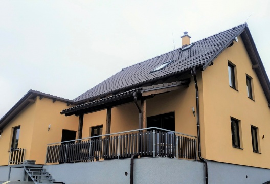foto montovaného domu na klíč - Kraj Vysočina, částečně podsklepeno, krb s obkladem, prostornou garáží.